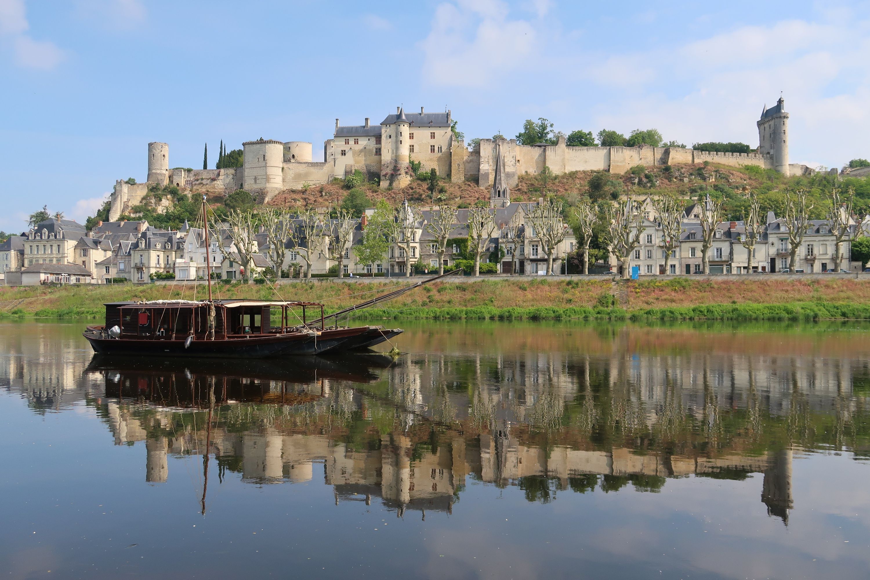 Chinon, panorama sur la ville et son reflet sur la Vienne, avec un bateau traditionnel (France)